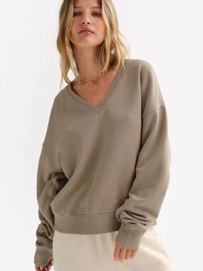 MATE The Label Organic Fleece V-Neck Sweatshirt Pebble NWOT Size M